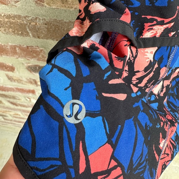 Lululemon Speed shorts size 6. EUC - Picture 4 of 8